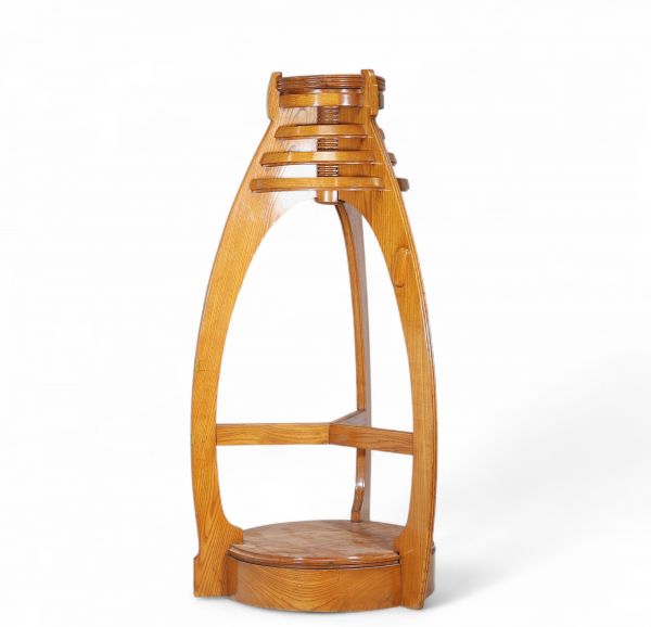 Attribué à Paul Saintenoy (1861–1952) Imposante sellette en bois clair – Unique vestige du stand des amidons Remy, Exposition internationale de Liège, 1905  Cette sellette monumentale en bois clair constitue un témoignage exceptionnel du stand des amidons Remy, présenté lors de l’Exposition internationale de Liège en 1905. À ce jour, elle est le seul élément connu ayant survécu de cet ensemble, do