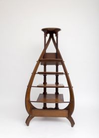 Paul Hankar (1859-1901) – Attribué à Rare porte-partition / sellette en acajou – Travail Art nouveau  Cette pièce unique, à mi-chemin entre le porte-partition et la sellette, est attribuée à Paul Hankar, figure majeure de l’Art nouveau belge. Réalisée en acajou massif, essence précieuse prisée pour sa chaleur et sa densité, elle illustre à la perfection le raffinement sculptural et la maîtrise str