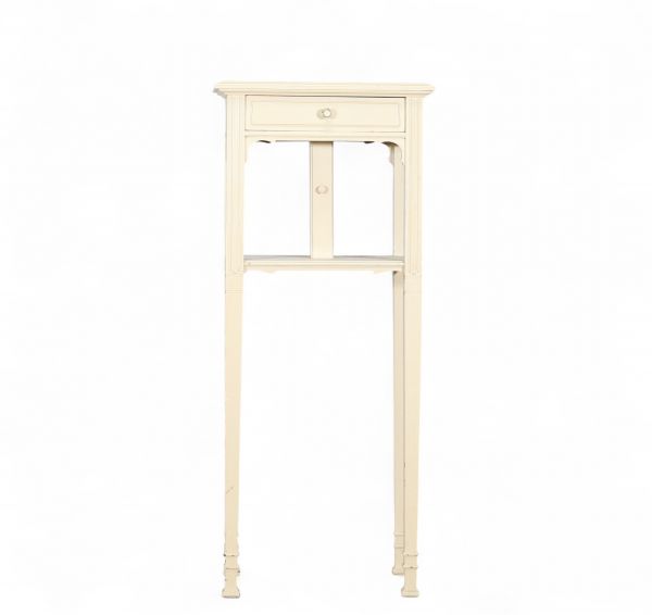 Attribué à Victor Horta (1861–1947) Rare sellette en bois sculpté, avec tiroir dissimulé – Vers 1900 Travail Art nouveau belge Cette élégante sellette en bois, aujourd’hui recouverte d’une peinture blanche non d’origine, constitue un exemple rare et intrigant du mobilier attribuable à Victor Horta, figure majeure de l’Art nouveau belge. Le meuble, aux pieds en forme de sabot, révèle une grande fin