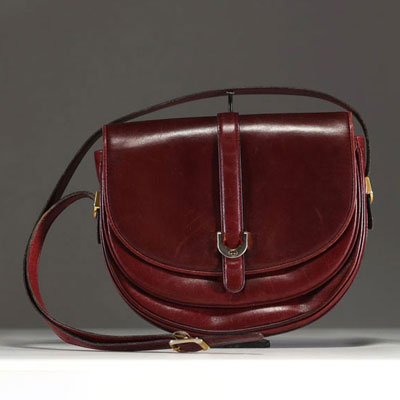 GUCCI - Sac vintage à bandoulière en cuir bordeaux, boucles en métal doré, signé.
