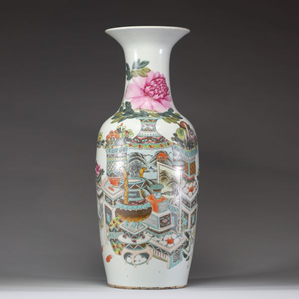 Important vase balustre en porcelaine de la famille rose, Chine, XIXe siècle Décor raffiné de mobilier lettré, de fleurs et de calligraphies sur fond blanc