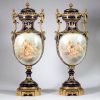Manufacture nationale de Sèvres – Paire de grandes cassolettes couvertes, XIXᵉ siècle Porcelaine émaillée à fond bleu Royal, décor polychrome et or, monture en bronze ciselé et doré.  Exceptionnelle p