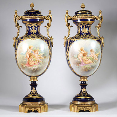 Manufacture nationale de Sèvres – Paire de grandes cassolettes couvertes, XIXᵉ siècle Porcelaine émaillée à fond bleu Royal, décor polychrome et or, monture en bronze ciselé et doré.  Exceptionnelle p