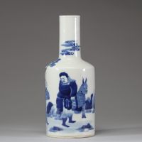 Chine – Vase bouteille en porcelaine bleu blanc, décor de lettrés et d’un dignitaire accompagné de son cheval, sous les pins et les nuages stylisés, marque double cercle sous la base, période Qing, XI
