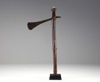 RDC - Herminette au manche en bois sculpté d'une tête, lame en fer travaillée.