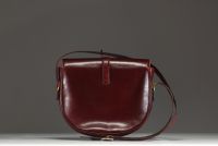 GUCCI - Sac vintage à bandoulière en cuir bordeaux, boucles en métal doré, signé.