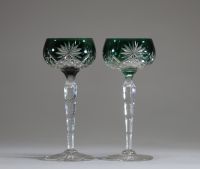 Val Saint Lambert - Série de douze verres en cristal taillé et doublé de différentes couleurs.