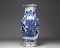 Chine - Grand vase hexagonal en porcelaine blanc bleu à décor de paysage montagneux.