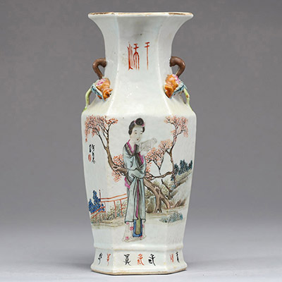 Chine - Vase en porcelaine polychrome Qianjiang cai à décor d'une courtisane et de poème, anses en forme de grenade, XIX-XXème.
