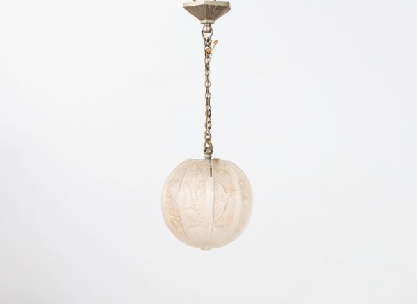 Charles-Louis HETTIER (1868-) et Calixte VINCENT (1876-1945) - Art Deco suspension lamp, stylized pressed moulded glass globe and nickel-plated brass chain, signed.