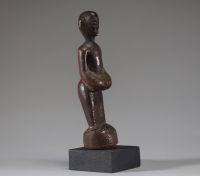 Afrique RDC - Statuette Chokwé, Yaka, en bois sculpté, Congo RDC, 1ère moitié XXème.