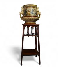 Villeroy & Boch  Mettlach - Imposante et rare jardinière en céramique à décor de personnages sur sa sellette en acajou. Vers 1900.