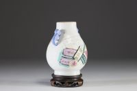 Chine - Vase Hu en porcelaine polychrome à décor de calligraphie.