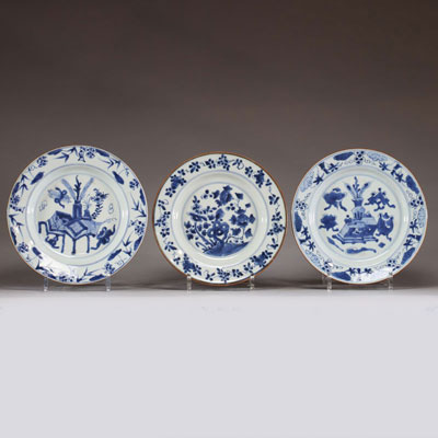 Chine - Ensemble de trois assiettes en porcelaine blanc bleu à décor floral et de mobilier. XVIIIème 