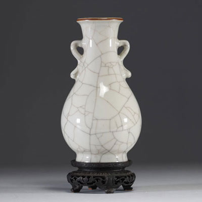 Chine - Vase en porcelaine monochrome blanche craquelée sur socle en bois, XIXème.
