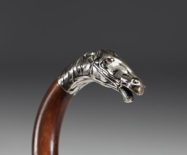 Canne en argent massif à motif de tête de cheval, poinçon 800.