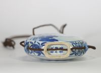 Chine, fin XIXe – Début XXe siècle. Gourde en porcelaine bleu et blanc à décor de paysage et de poème de Li Bai, marque Qianlong apocryphe.