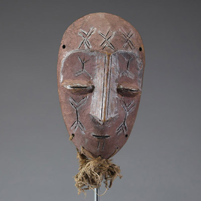 Afrique RDC - Ancien masque Lega / Warega en bois sculpté et raphia, Congo RDC, 1ère moitié XXème.