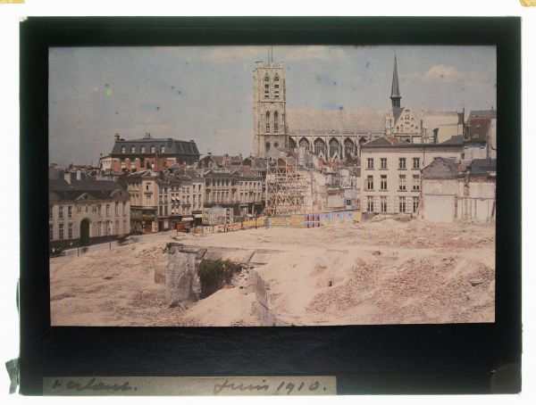 Léon Herlant (1873-1968) — 2 autochromes sur plaque Lumière», 12 x 9 cm.  Juin 1910 — Témoignage photographique rare de la rue des Colonies, Bruxelles  Juin 1910, un très rare témoignage photographique en couleurs capture la rue des Colonies, située dans le quartier de la gare Centrale de Bruxelles. À l’avant-plan, à gauche, on aperçoit l’Hôtel d'Ursel, aujourd’hui disparu, avant l’élévation du «