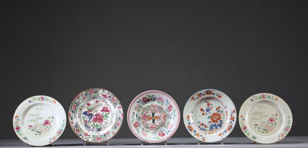 Chine - Ensemble de cinq assiettes en porcelaine polychrome famille rose, époque XVIIIème.