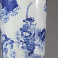 Chine, époque Transition – Vase cylindrique en porcelaine bleu blanc à décor de guerriers et personnages dans un paysage animé