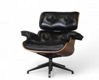 Lounge Chair & Ottoman dans le style de Charles Eames en cuir et bois sur pied en fonte d'aluminium.