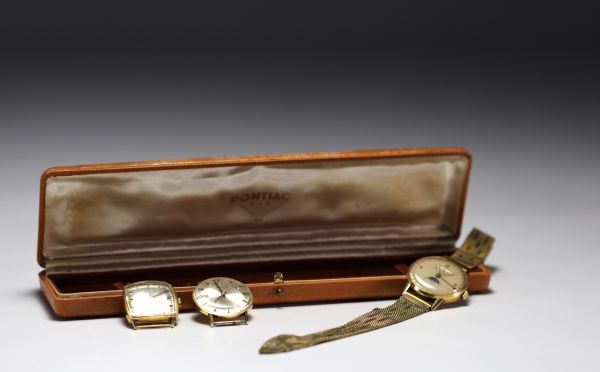 Pontiac Bilomatic, Pontiac Memodate, Lincoln moon phase, set of three watches in 18k yellow gold, to be reviewed.