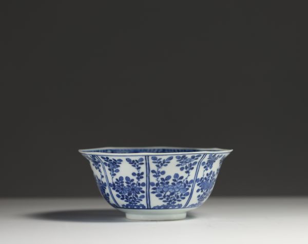 Chine - Bol polylobé en porcelaine blanc bleu à décor floral, marque et époque Kangxi.