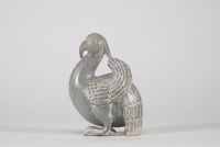 Oiseau en jade gris sculpté, Chine, dans le goût des Han Figure zoomorphe stylisée représentant un oiseau debout aux ailes repliées et au bec courbé, probablement une évocation archaïsante du phénix (fenghuang)
