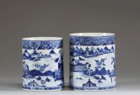Chine - Paire de gobelets ou tasses en porcelaine blanc bleu à décor de paysages, anses figurant des dragons, Kangxi.