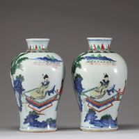Paire de vases en porcelaine de la famille verte, décor de personnages dans un jardin, époque Kangxi