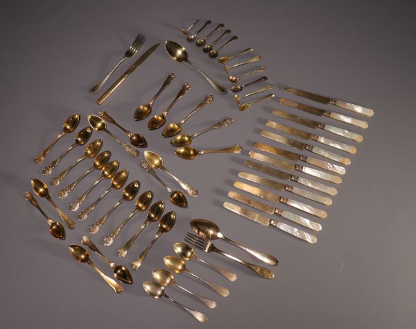 Ensemble de différents couverts en vermeil pour un poids total de 1250gr.