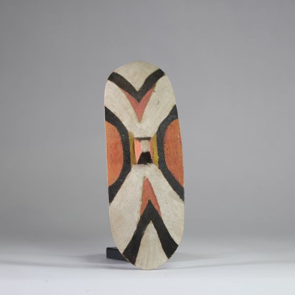 Bouclier de danse « Intore » Tutsi, Rwanda. Bois, polychromie.