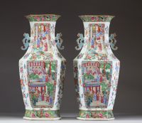 Paire de grands vases hexagonaux en porcelaine de Canton, XIXe siècle, décorés d'une scène animée de personnages.