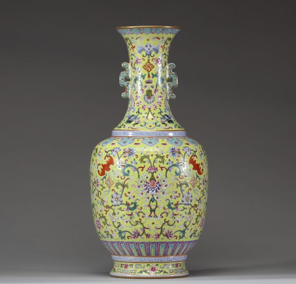 Chine — Vase en porcelaine Famille Rose à décor de fleurs, chauves-souris et dragons sur fond jaune, marque apocryphe Qianlong.