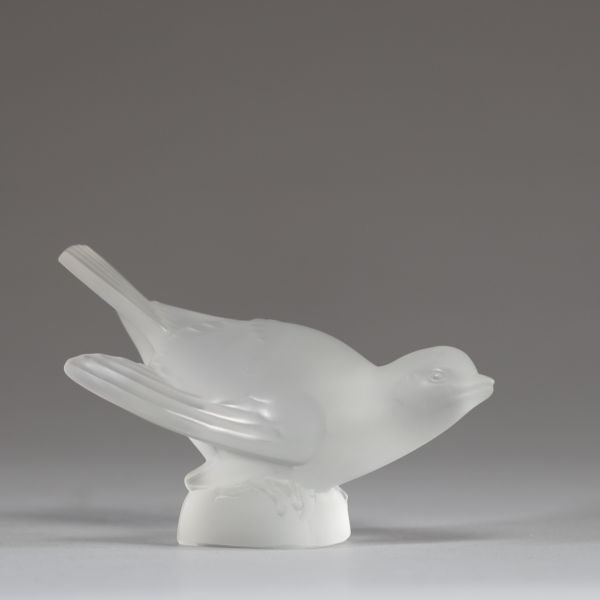 LALIQUE France - Oiseau presse-papier en verre moulé et sablé, signé sur la base.