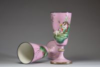 Paire de vases en porcelaine polychrome sur fond rose à décor de chats et de fleurs, XIXème.