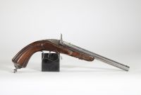 Pistolet de tir système Flobert, canon octogonal, crosse en noyer, fin XIXème.