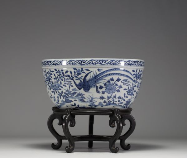 Chine - Jardinière en porcelaine blanc bleu à décor d'oiseaux et de fleurs.