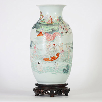 Vase balustre en porcelaine émaillée de la famille rose Chine, dynastie Qing,  fin XIXe siècle.
