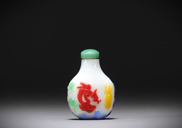 Chine - Tabatière en verre multicouche huit couleurs à décor de chimères.