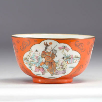 Chine - Bol en porcelaine orange à décor de personnages et de chauve-souris, XIXe siècle.