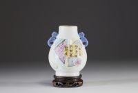 Chine - Vase Hu en porcelaine polychrome à décor de calligraphie.