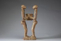Afrique - Autel Fon en bois sculpté représentant deux personnages portant une coupe, Bénin.