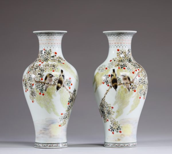 Chine - Paire de vases en porcelaine polychrome à décor d'oiseaux perchés sur une branche fleurie, période République.
