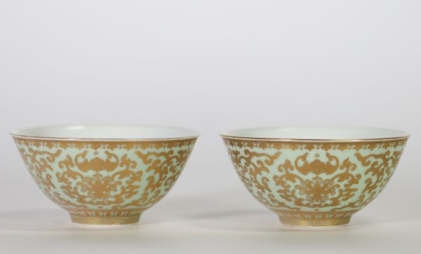 Rare paire de bols en porcelaine émaillée or sur fond céladon clair, marque et époque Daoguang (1821–1850)