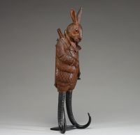 Rare Grand lapin chasseur musical, crochet à fouets en bois sculpté, yeux en verre, travail de la Forêt Noire de la fin du XIXème.