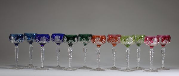 Val Saint Lambert - Série de douze verres en cristal taillé et doublé de différentes couleurs.