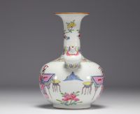 China - Kendi bottle in Famille Rose porcelain, Qing dynasty, 18th century.