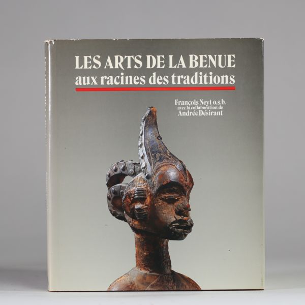 Les Arts de la Bénué – Aux racines des traditions, François Neyt o.s.b., Éd. Snoeck-Ducaju & Zoon, Gand, 1991 In-4°, relié, jaquette illustrée, 384 pages. Texte en français. Très richement illustré en couleurs et en noir & blanc. Ouvrage de référence sur les arts du bassin de la Bénué (Nigéria, Cameroun), fruit de décennies de recherches de l’abbé François Neyt, spécialiste éminent des arts africa